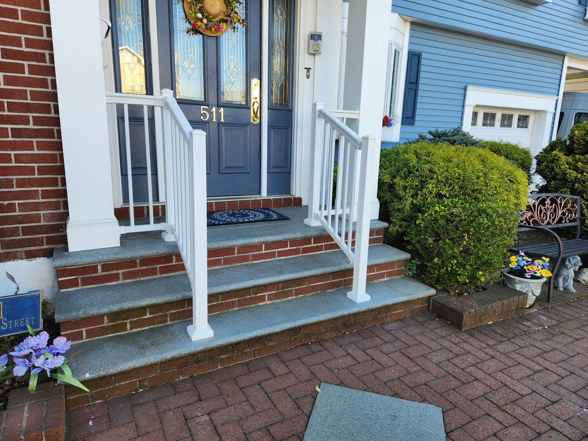 Custom white #aluminumrailings for front steps we recently installed in #NewHydePark, #NY.

#aluminium #aluminumrailing #whitealuminumrailings #LongIsland