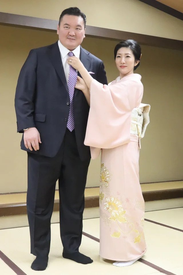 MigClass's tweet photo. A thread of some sumo wrestlers with their wives:

Hakuho

1/10 https://t.co/DGrBLA26u1