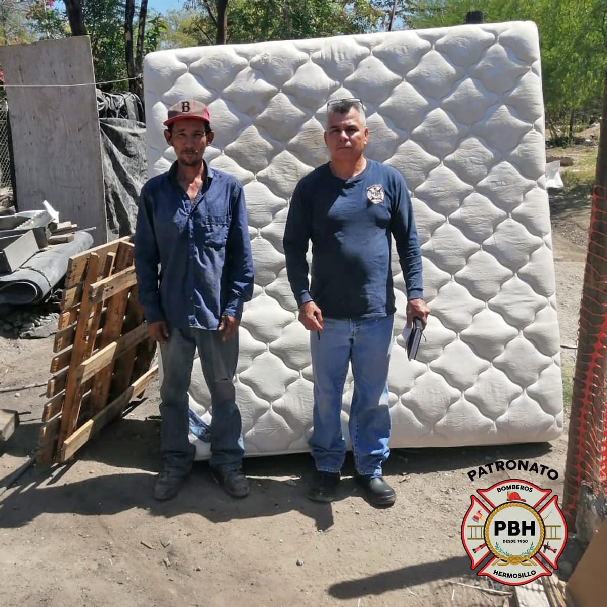 Patronato de Bomberos de Hermosillo realizó una donación al sr Miguel Ángel Salas de la colonia Las Amapolas, quien perdió todo en un incendio. Se le entregó un colchón king size, un escritorio para niño y un sillón love seat.