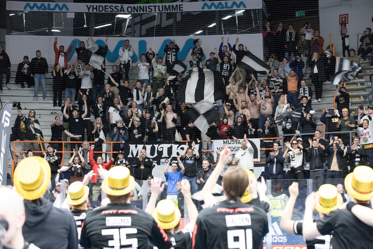 Draamaa ja viihdettä. F-liigan finaalien seiskapeli, Hakametsä, jatkoajalle mennään. Mestari löytyi, onnittelut TPS! Allekirjoittaneen kaikki kuvat illan pelistä <a href="/nokiankrp/">Nokian KrP</a> - <a href="/TPSSalibandy/">TPS Salibandy</a> löytyvät nyt täältä:
salibandyliitto.kuvat.fi/kuvat/F-liiga,…
#salibandy <a href="/f_liiga/">F-liiga</a> <a href="/paakallofi/">Pääkallo.fi</a> <a href="/Salibandyfi/">Salibandy.fi</a>