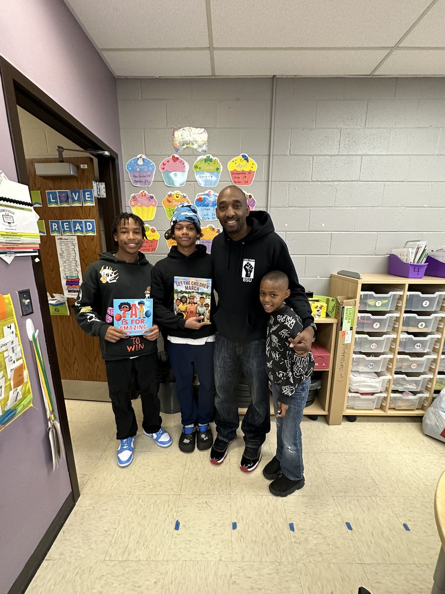 LakeParkBSU's tweet photo. Thank you to Waterbury Elementary for having us this morning! We enjoyed reading to many classes and seeing some familiar faces! @KeeneyvilleD20 📚📚📚 https://t.co/TMOWEUuvqJ