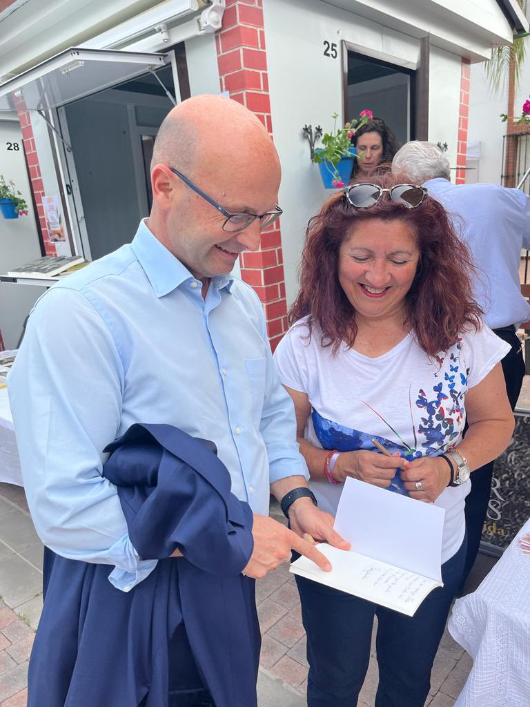 MijasCiudadanos's tweet photo. 🍊La cultura es fundamental en una sociedad que crece y avanza. Nuestro equipo ha estado hoy en la Feria del Libro apoyando las librerías y autores locales. #FeriaDelLibro #Cultura #libros #lectura https://t.co/t5Lg7AbOyb