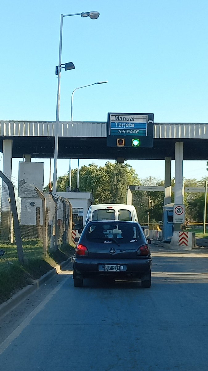 bienloco's tweet photo. Acceso al peaje en calle Debenedetti mano al oeste @camino del Buen Aire tiene una sola cabina. Se forman filas de 500 metros en ora pico. Que esteran para que nuestro derecho de usar la cabina de #telepase pueda ser ejercido. Encima la barrera me abollo el techo https://t.co/bIVnLqF7Gq