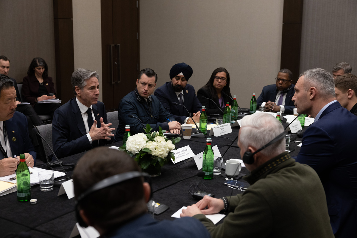 SecBlinken's tweet photo. Met with Ukrainian mayors, including @Vitaliy_Klychko and @IvanFedorovUA, who are leading their cities with courage and resolve in the face of Russia’s aggression. We strongly condemn Russia's overnight attacks on Ukraine and reconfirm our support for the Ukrainian people. https://t.co/vowYHbI1mU