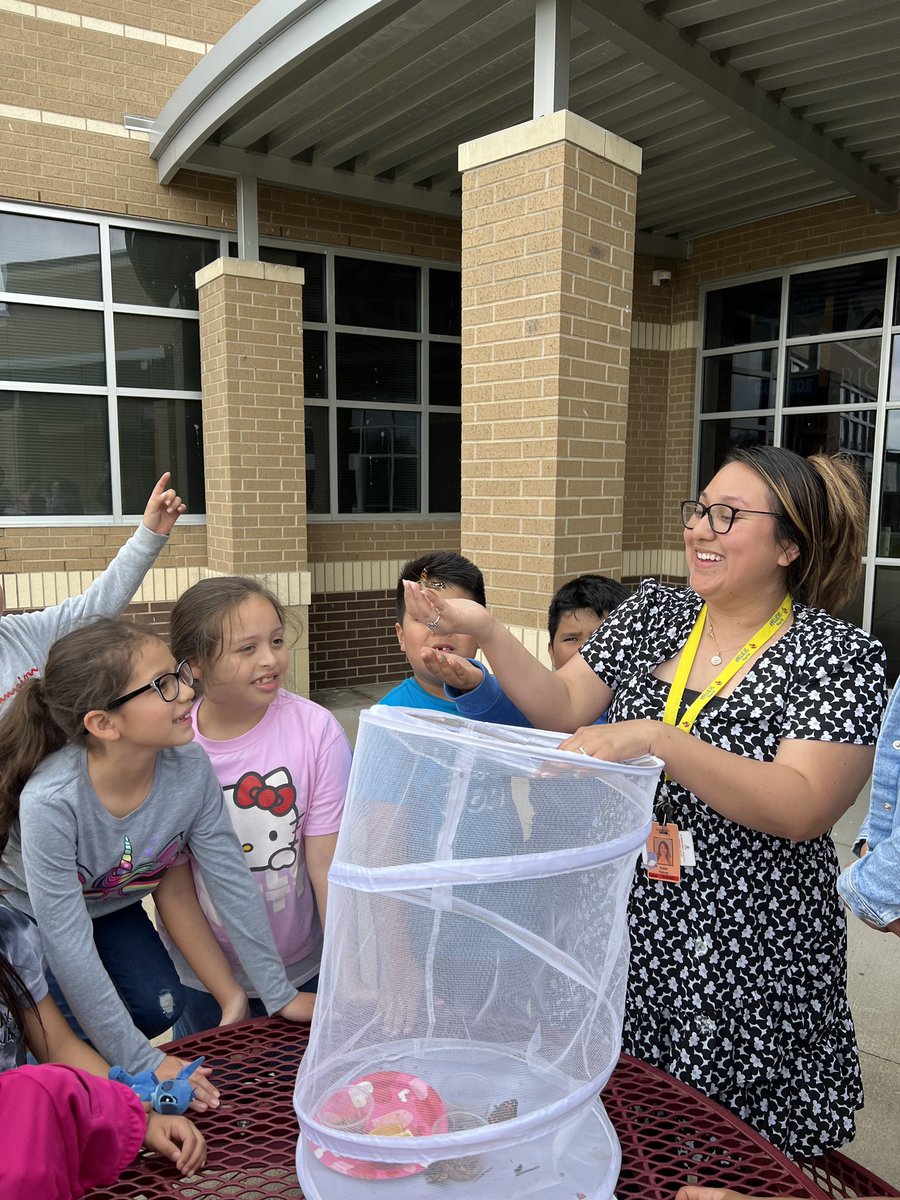 Butterflies starting the weekend off right! 2nd grade butterfly release <a href="/PISDeas/">PISD EAS</a> #planoisdbelieve