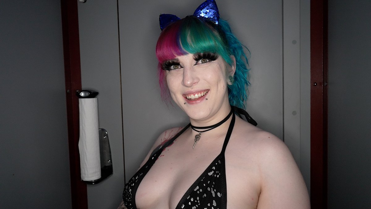 GloryholeSwallow on Twitter: "Her first meal of the day!"