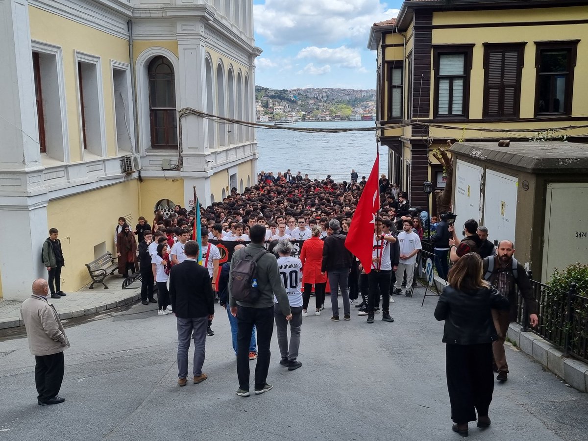 kel_official__'s tweet photo. Kabataş Erkek Lisesi Geleneksel Veda Yürüyüşü - Kral Dönem'23 ❤️🖤 https://t.co/1vLoUieuln