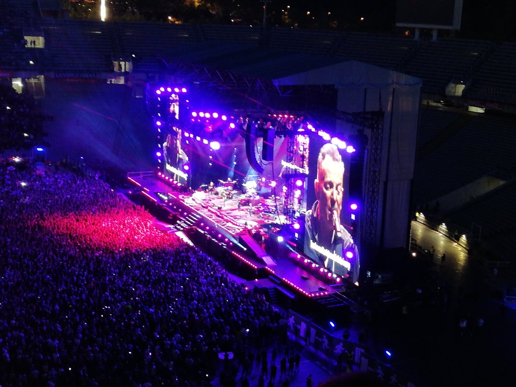 #BruceSpringsteen pot no agradar-vos. Pot ser un vell de 73 anys. Us pot semblar un plasta. Però aquest home ha cantat "Letter to you" amb subtítols en català. Amb dos collons. 

I això, senyors, JA ÉS HISTÒRIA.