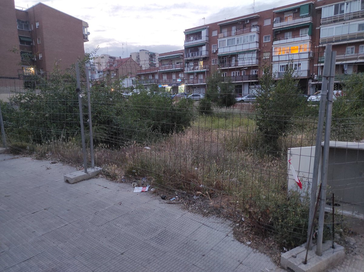sirfuentes7's tweet photo. Hola, @Ayto_Coslada. Mucho tiempo desde la última vez que me comuniqué con vosotros, y las cosas por el Barrio de los Ríos sigue igual. En esta ocasión toca preguntar por el descampado del antiguo Mercado de la Cañada.  Qué planes hay para cuando ocurra un incendio? #Coslada https://t.co/MDMwKj6wcz