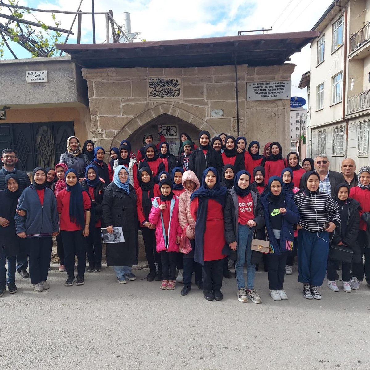 Değerler Kulübü öğrencilerimizle Demirci Camii ve Hacı Fettah Camii önlerindeki sadaka taşlarını inceledik. <a href="/gokhanmurat1/">Murat YİĞİT</a> <a href="/konyamem/">Konya İl MEM</a> <a href="/MahmutZengin42/">Mahmut Zengin</a> <a href="/konyadinogretim/">Konya İl MEM Din Öğretimi Bölümü</a> <a href="/TuranKAYACILAR/">Turan KAYACILAR</a> <a href="/selcukluilcemem/">Selçuklu İlçe Milli Eğitim Müdürlüğü</a>