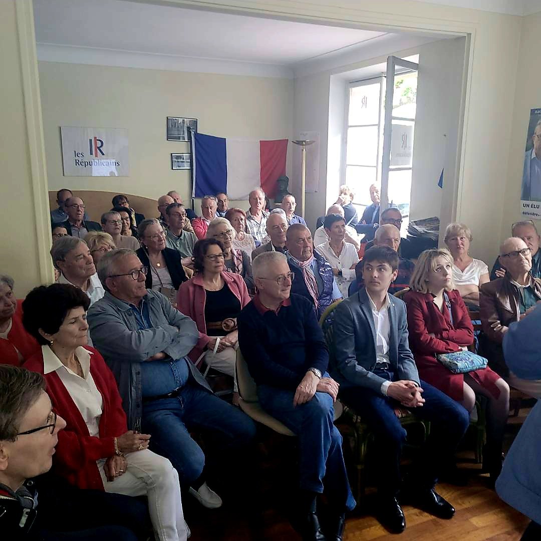 Republicains87's tweet photo. Ce soir avait lieu le 1er rendez-vous des LR de notre fédération! Un modèle de réunion qui se dupliquera régulièrement dans tout le département pour parler actualités &amp; position de notre famille politique au niveau international, national et local! https://t.co/WybizwcdyU