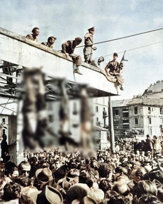 historia_pensar's tweet photo. Os corpos do ditador Benito Mussolini, de sua amante, Clara Petacci, e de outros líderes fascistas pendurados pelos pés e expostos à execração pública na Piazzale Loreto, em Milão. Há 78 anos, em 28 de abril de 1945, Mussolini era fuzilado pela Resistência Italiana.

1/25 https://t.co/nNoVR7mpEy