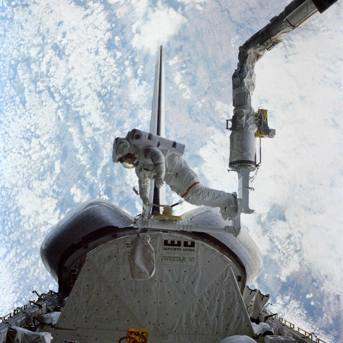 ShuttlePorn's tweet photo. Pick your favorite EVA outfit:
Left: Astronaut Bruce McCandless testing the Mobile Foot Restraint at the end of the RMS arm
Right: Astronaut Bruce McCandless testing the Manned Maneuvering Unit (MMU), on the first ever untethered spacewalk https://t.co/ppnyxZlAcT