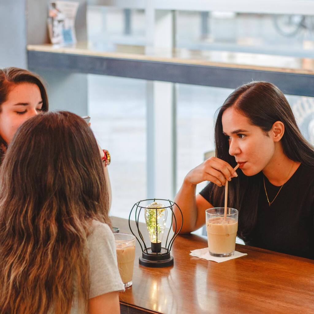 LattequeLate's tweet photo. Viernes de amigos y café 
¿A quien invitas? 💙✨
.
.
.
.
.
.
.
.
#cafedeespecialidad #cafeteria #viernes #coffee #coffeetime #friends https://t.co/6msUqlLtXs https://t.co/We8pj43Vsc