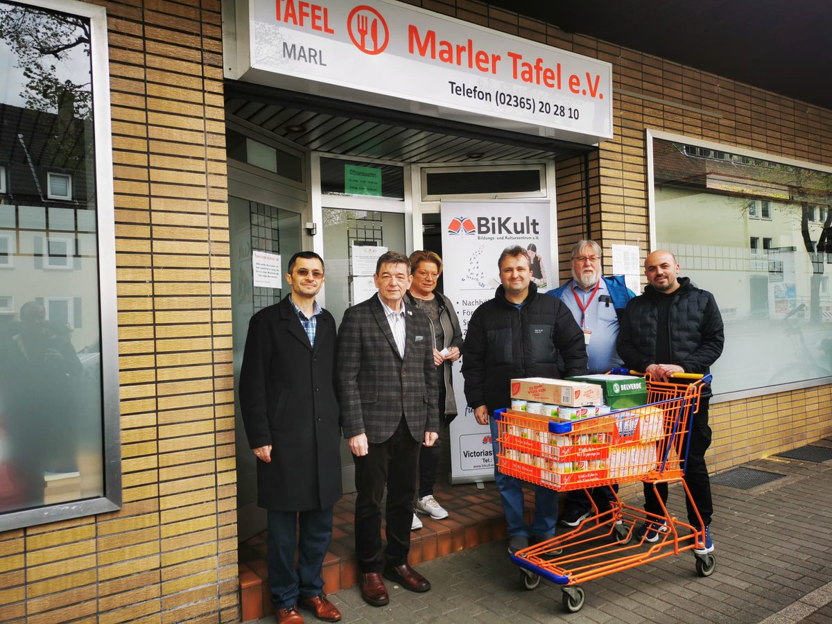 IkbayeV's tweet photo. Letztes Ziel: Stadt Marl, NRW. In Zusammenarbeit mit BiKult e.V. und Ikbay wurden 400 Lebensmittelpakete an die Tafel übergeben. Danke an alle, die geholfen haben! #TafelDeutschland #TimeToHelp #BiKult #Ikbay #Marl #NRW #GemeinsamStark #Lebensmittelhilfe https://t.co/nBQyUU83y2