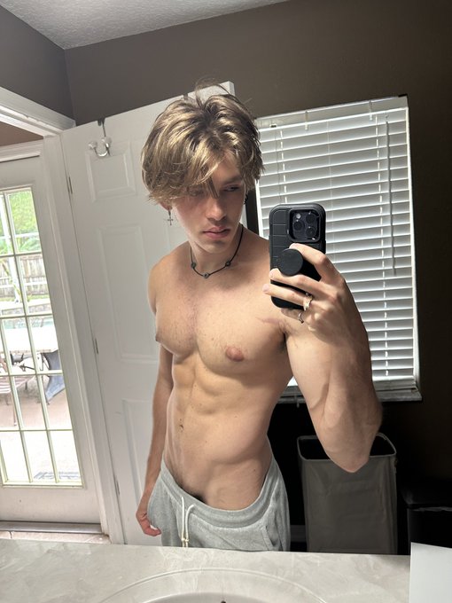 Me or the ps5?💕 LMAO https://t.co/ZgmmnXvrzf