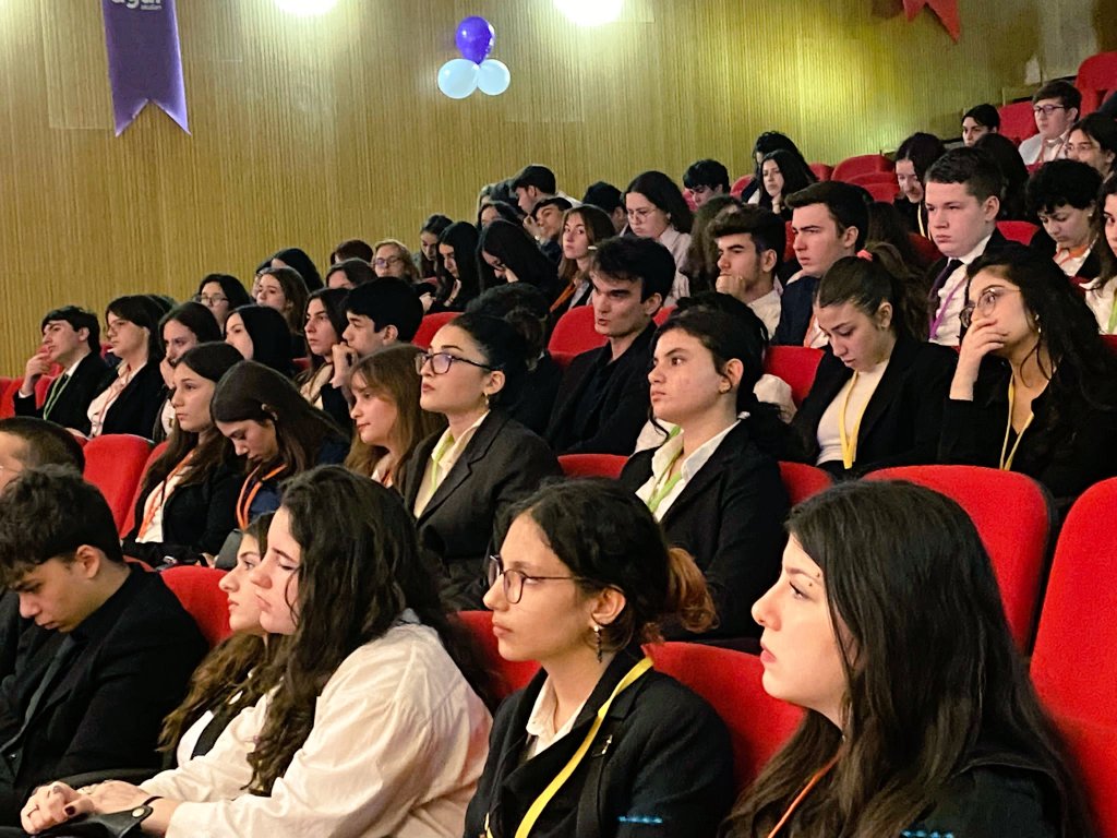 Lise öğrencilerimizin düzenlediği Model Birleşmiş Milletler Konferansı başladı. Konferansın açılış konuşmasını Ekonomi Üniversitesi Uluslararası İlişkiler ve Siyaset Bilimi Bölümü Öğretim Üyesi Doç. Dr Sıtkı Egeli gerçekleştirdi. Konferans hafta sonunda da devam edecek.