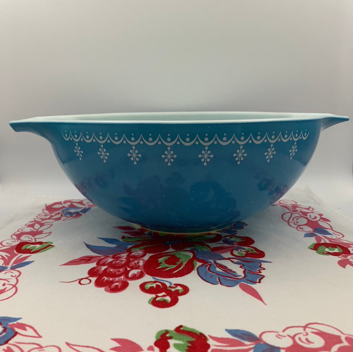 Excited to share this item from my #etsy shop: Vintage Pyrex Snowflake 4 Qt. Bowl, Pyrex #444 Blue and White Kitchen Mixing Bowl, Vintage Kitchen Decor, Vintage Kitchen Tableware Ovenware #vintagepyrexbowl #pyrexsnowflake #mixingbowl #kitchenbowl etsy.me/3Hp4njM