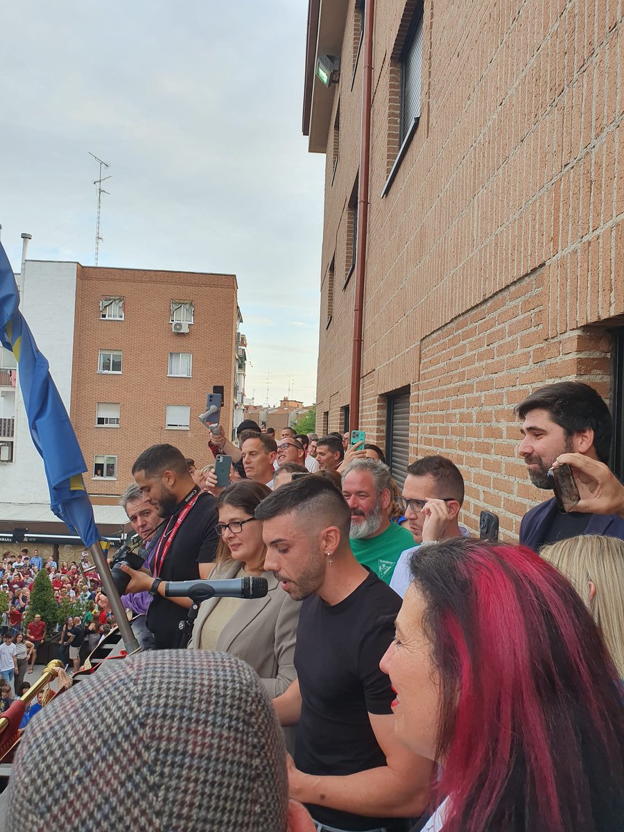 PrensaSurMadrid's tweet photo. Gran pregón de @DjMaRiiO junto a la Alcaldesa @Noelia_posse en las Fiestas de Móstoles desde el balcón del @AytoMostoles / @PrensaSurMadrid 
🎉🎉👏👏

@UltMostoles @KingsLeague https://t.co/Dso198MtZ6