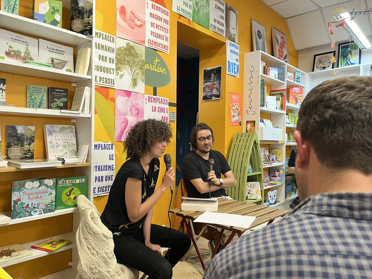 joseba__e's tweet photo. 📕 Merci à la librairie #ChezSimone de #SaintEsprit @VilleDeBayonne d’avoir organisé hier la présentation de #TerresdeLuttes (@EditionsduSeuil) en présence de son auteur le grand reporter ( angloy ) de @Telerama @romainjeanticou https://t.co/X7YEzl0ANO