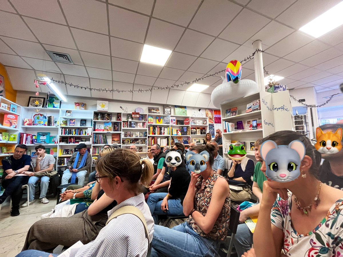 joseba__e's tweet photo. 📕 Merci à la librairie #ChezSimone de #SaintEsprit @VilleDeBayonne d’avoir organisé hier la présentation de #TerresdeLuttes (@EditionsduSeuil) en présence de son auteur le grand reporter ( angloy ) de @Telerama @romainjeanticou https://t.co/X7YEzl0ANO