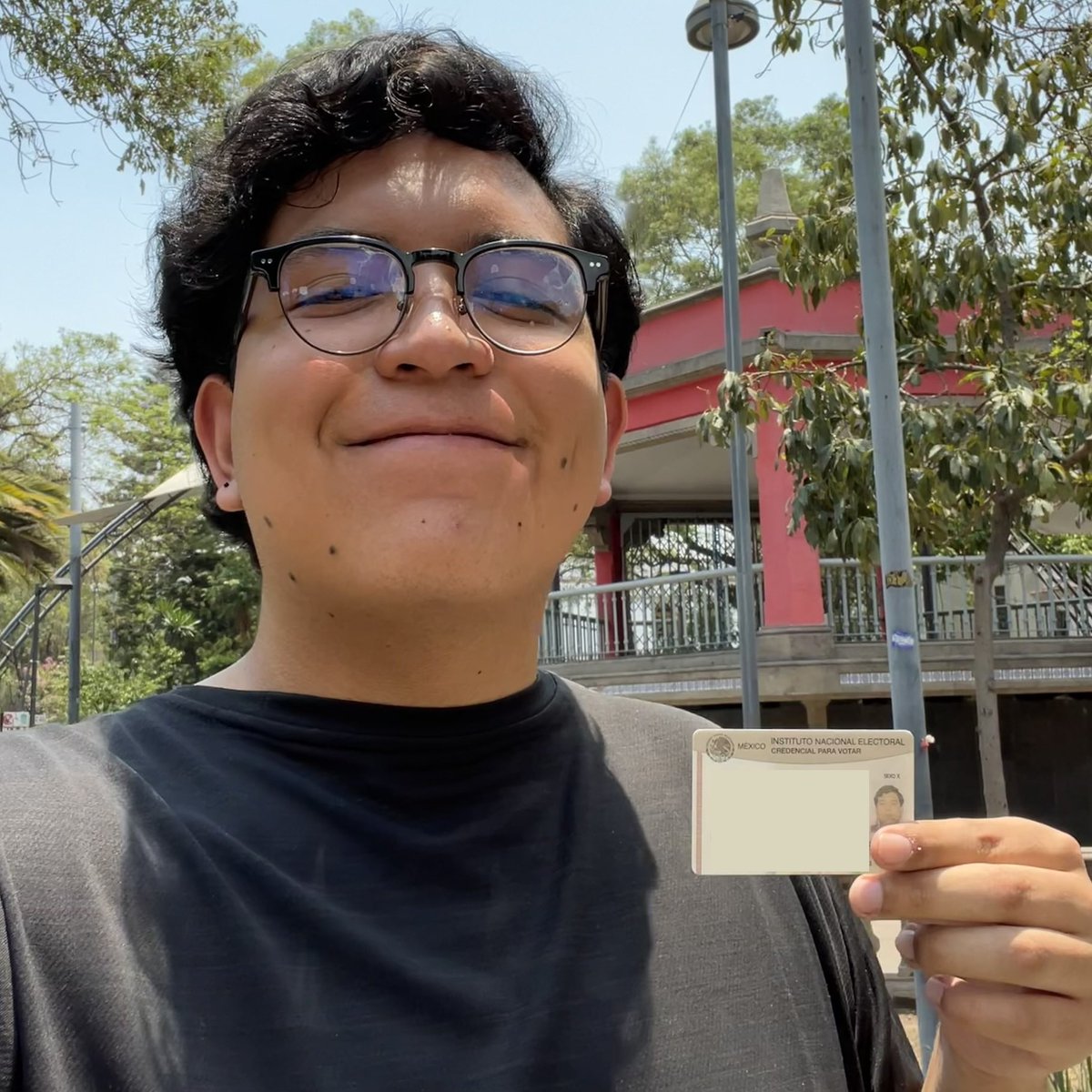 arimunozmx's tweet photo. Hoy acudí al INE para recoger mi credencial para votar. Muy contente porque en ella ya se reconoce mi identidad como persona no binaria, a más de año y medio de haber comenzado este proceso 

Seguiremos luchando hasta que todxs podamos acceder libremente a este derecho 🏳️‍⚧️💛🤍💜🖤 https://t.co/LjWDnEoHSv