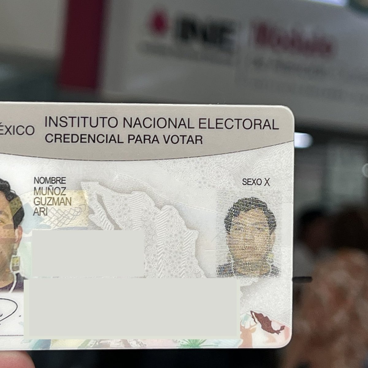 arimunozmx's tweet photo. Hoy acudí al INE para recoger mi credencial para votar. Muy contente porque en ella ya se reconoce mi identidad como persona no binaria, a más de año y medio de haber comenzado este proceso 

Seguiremos luchando hasta que todxs podamos acceder libremente a este derecho 🏳️‍⚧️💛🤍💜🖤 https://t.co/LjWDnEoHSv
