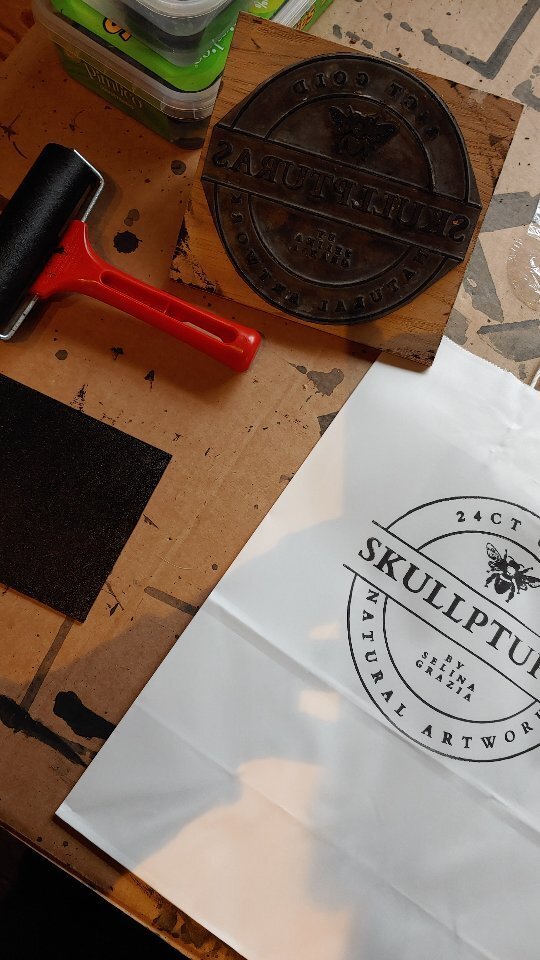 Skullpturas's tweet photo. I hand print every gift bag for events.
·
#smallbusinessowner #art #womanownedbusiness #werk https://t.co/mROaJZRnMn https://t.co/yY3w05kMIN