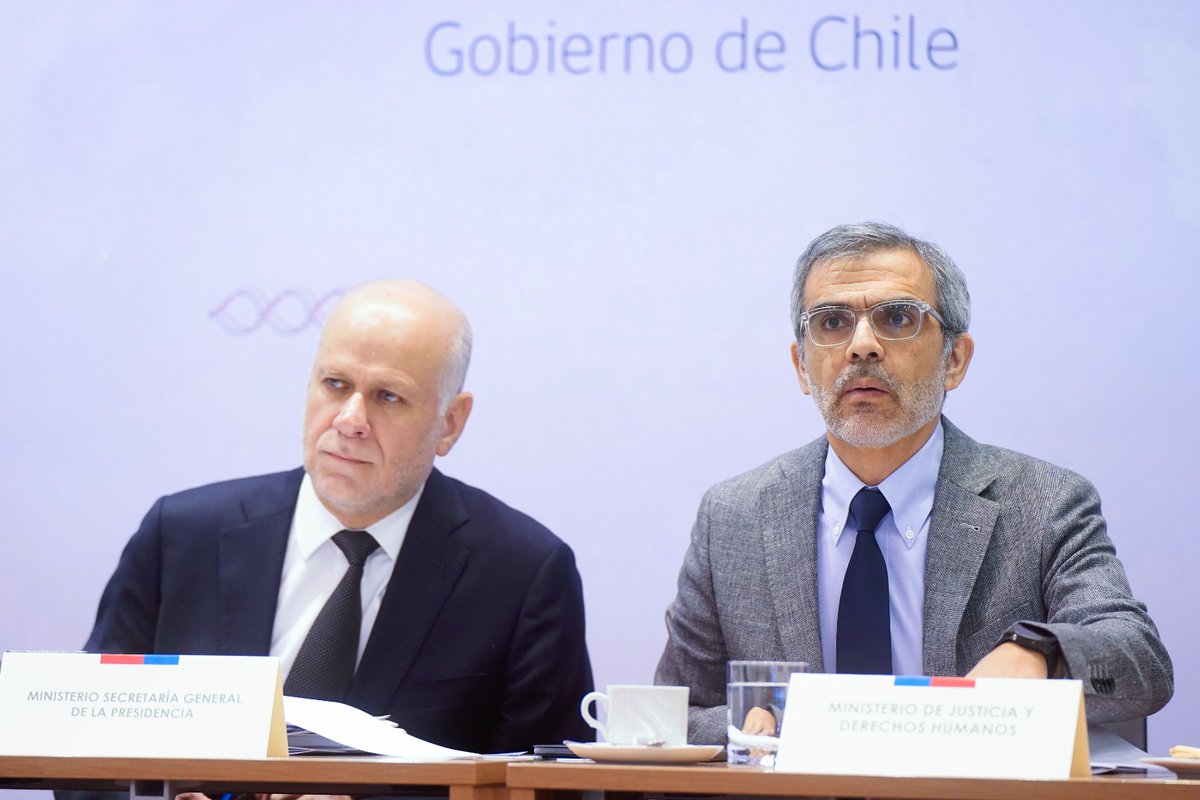SubseDDHH's tweet photo. Para aportar en lineamientos de las políticas públicas intersectoriales y el avance del Segundo Plan Nacional de Derechos #2PNDH🗓️
El ministro de Justicia y Derechos Humanos, @LuisCorderoVega, junto al subsecretario @XAltamirano_ encabezaron el Comité Interministerial de DDHH🌿 https://t.co/yFewVqM9TO