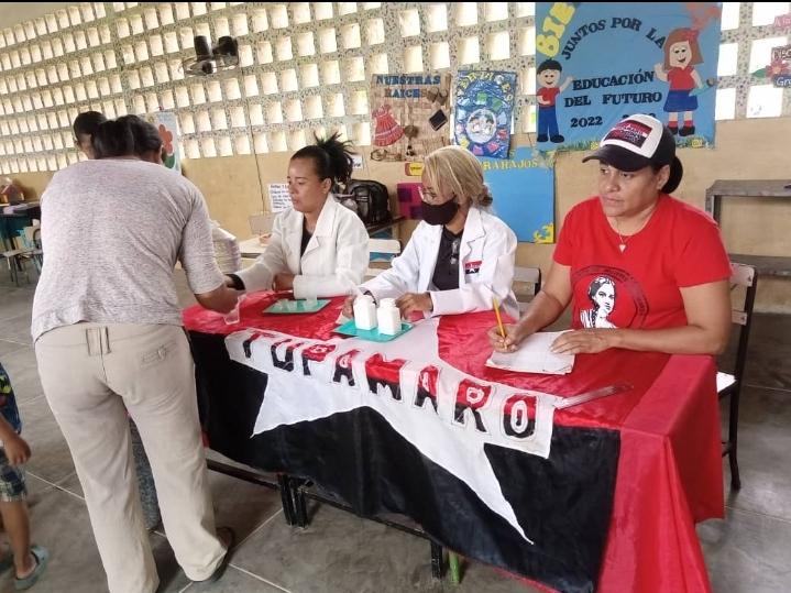 Mira_Venezuela's tweet photo. Donde quiera que demande la Patria allí estaremos, junto al pueblo, con las bases. 
Brigada Médica TUPAMARO del estado @Sucre_MRT, desarrolló jornada médica I
integral en la comunidad El Potrero de Nucural.
@NicolasMaduro
@WBenavides_MRT
#JusticiaYReparación https://t.co/TLlEqk9vFk