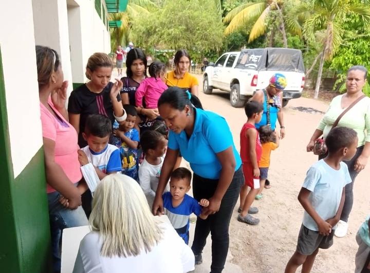 Mira_Venezuela's tweet photo. Donde quiera que demande la Patria allí estaremos, junto al pueblo, con las bases. 
Brigada Médica TUPAMARO del estado @Sucre_MRT, desarrolló jornada médica I
integral en la comunidad El Potrero de Nucural.
@NicolasMaduro
@WBenavides_MRT
#JusticiaYReparación https://t.co/TLlEqk9vFk
