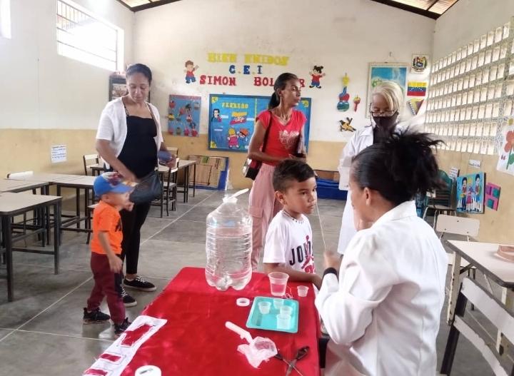 Mira_Venezuela's tweet photo. Donde quiera que demande la Patria allí estaremos, junto al pueblo, con las bases. 
Brigada Médica TUPAMARO del estado @Sucre_MRT, desarrolló jornada médica I
integral en la comunidad El Potrero de Nucural.
@NicolasMaduro
@WBenavides_MRT
#JusticiaYReparación https://t.co/TLlEqk9vFk