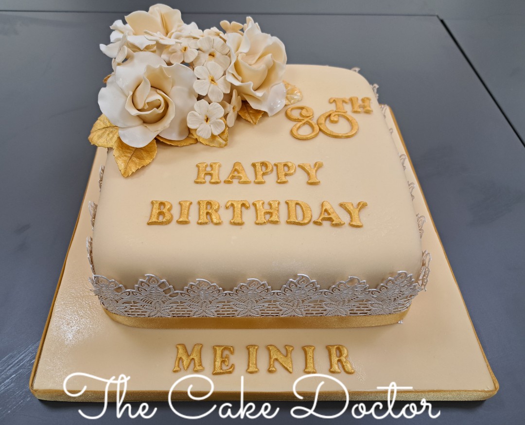AlisonBushell's tweet photo. #birthdaycake #80th #fruitcake #glutenfree #sugarcraftclasses https://t.co/CflolnG6O1