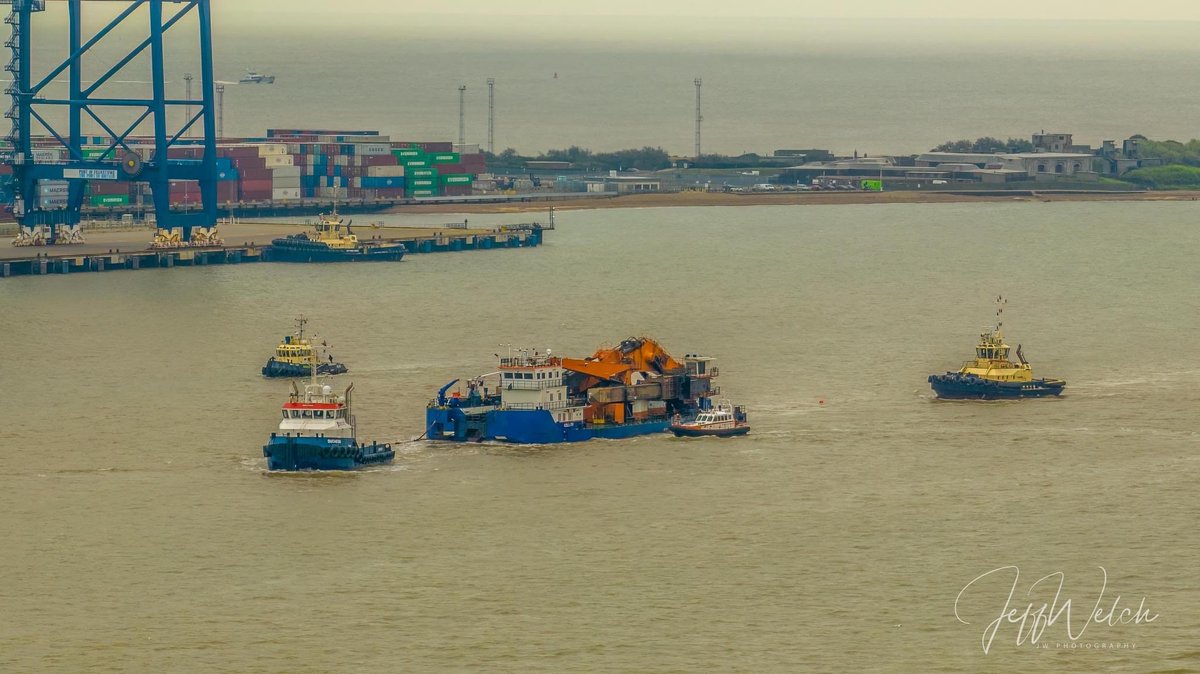 UK_Shipspotter's tweet photo. Tug #Duchess IMO 9928944 towing the #BackhoeDredger #Goliath into #Harwich from #Moerdijk with #graytest #svitzershotley #friendship2 assisting.
Picture taken by & shared with permission of #jeffwelch #jwshippingphotography
#havenports #hpsuk #felixstowe #ipswich #mistley https://t.co/HyES6qsIBE