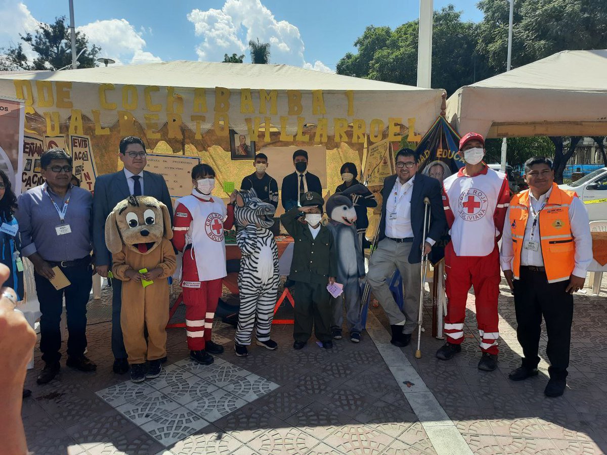 CruzRojaCbba's tweet photo. Nuestros voluntarios ⛑ participaron junto con el personal de Univida en el simulacro de "Accidentes de tránsito" 💥🚗 que se llevó a cabo en la Plaza de las Banderas, explicaron sobre el uso del botiquín y realizaron demostraciones de RCP.

#CruzRojaBolivianaFilialCochabamba https://t.co/T5gFceLPHy