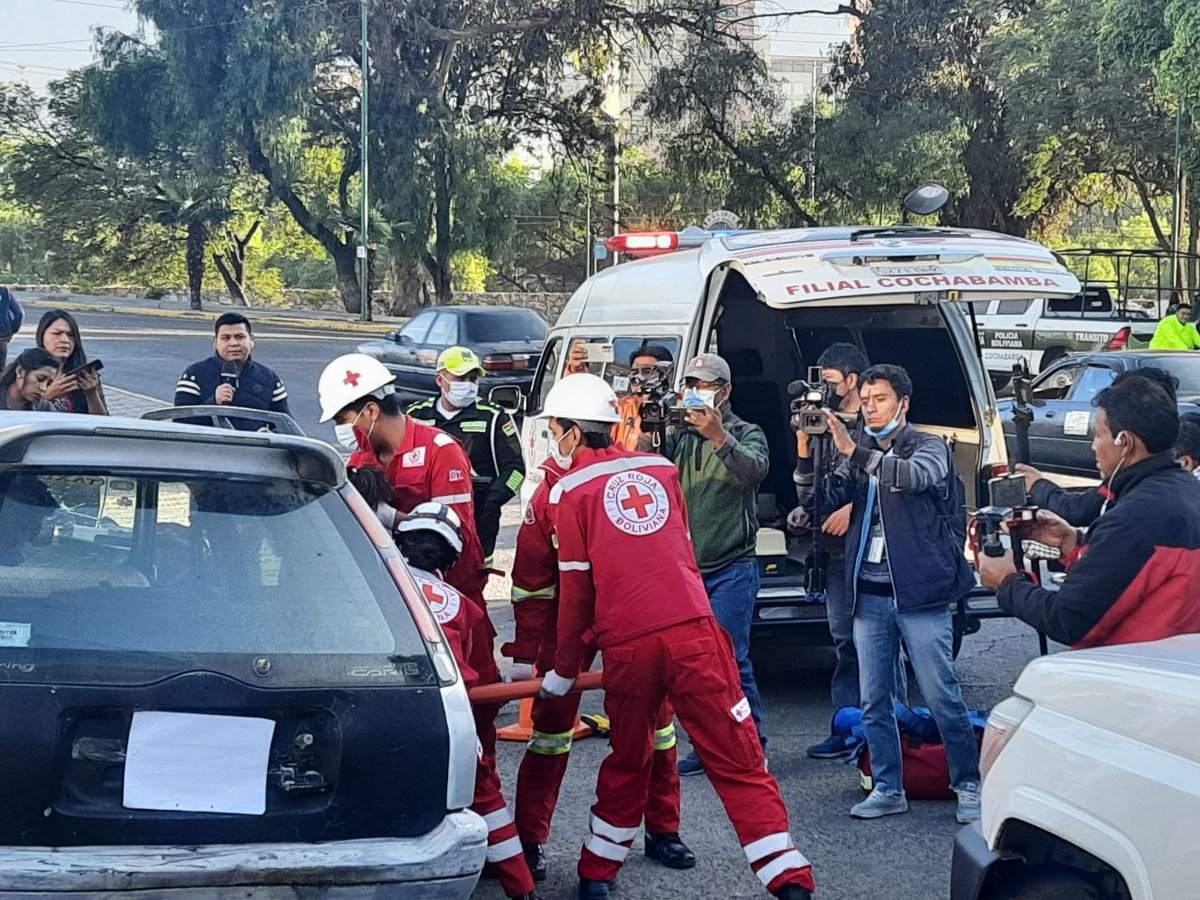 CruzRojaCbba's tweet photo. Nuestros voluntarios ⛑ participaron junto con el personal de Univida en el simulacro de "Accidentes de tránsito" 💥🚗 que se llevó a cabo en la Plaza de las Banderas, explicaron sobre el uso del botiquín y realizaron demostraciones de RCP.

#CruzRojaBolivianaFilialCochabamba https://t.co/T5gFceLPHy