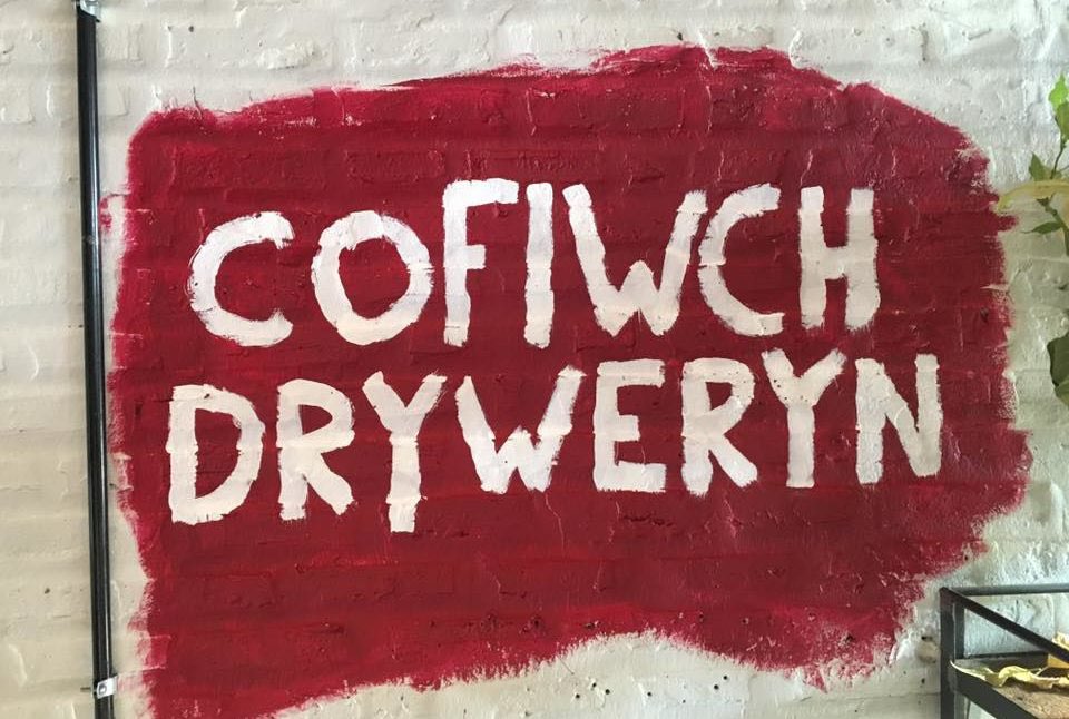 4 years ago today - Chicago has is own #CofiwchDryweryn mural, massive Diolch to Art Jackson at Pleasant House Pub for letting us do this, it’s much appreciated! 

Big thanks to Molly Horan, Sion Roberts, Deri Morgan, Ginny Roberts and everyone else that helped out!