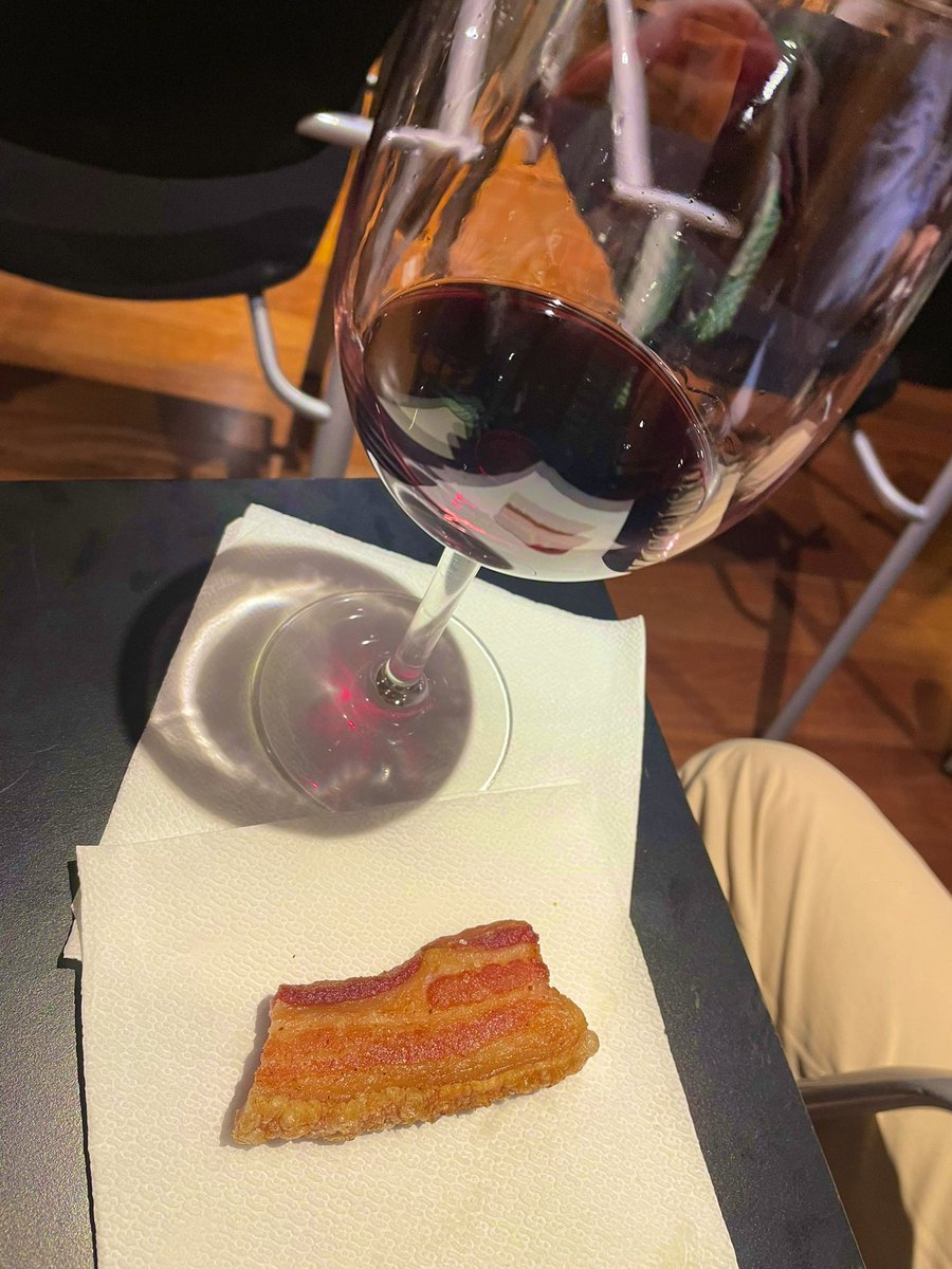G_Policastro's tweet photo. Resumen fotográfico de una maravillosa experiencia en el V Congreso sobre la Lengua de la Vid y el Vino y su Traducción #VCILVVT
¡Gracias y enhorabuena a @MibanezUva y a su equipazo por el exitoso resultado de este encuentro!
🍷🌏 @GIRTraduvino @FacultadTeIUVa https://t.co/zXVICzLRUL