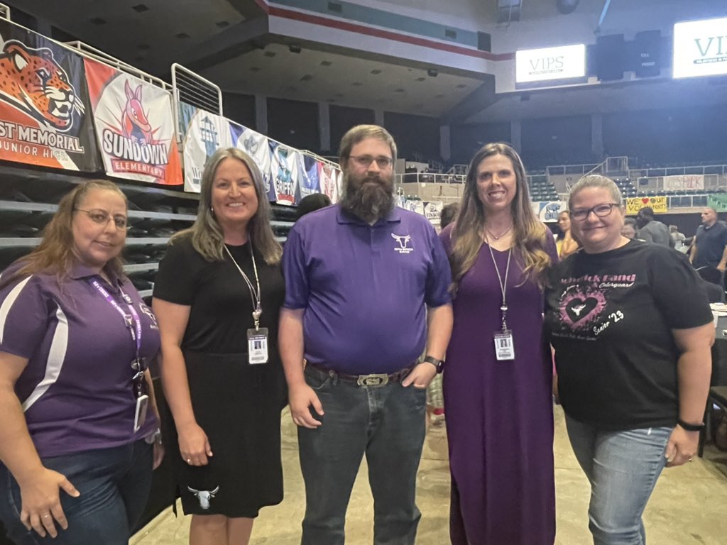 Thank you for celebrating our Volunteer of the Year, Mr Greenland @MRHSBand ! We appreciate all the time all our volunteers contribute to @MRHSMavericks !! #ilovemortonranch