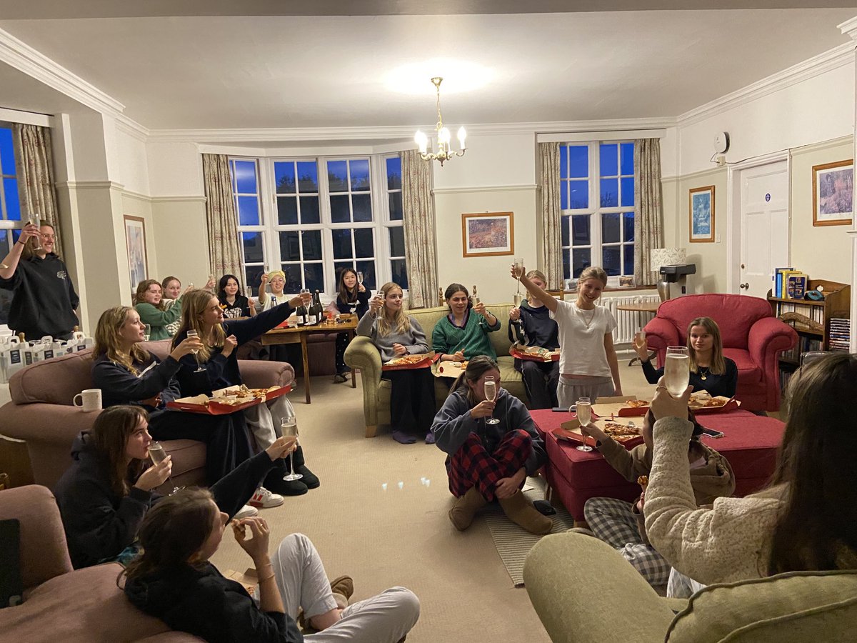 A very civilised Pizza and Prosecco evening tonight for L6 ⁦<a href="/SherborneGirls/">Sherborne Girls</a>⁩