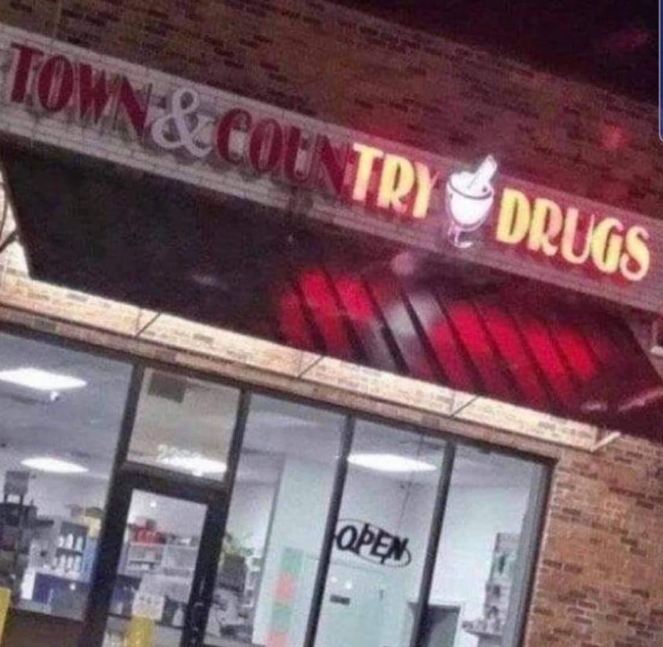 SignsRedmond's tweet image. Errr… pretty sure that’s an incorrect message to send…🫣😳😂

#funnysigns #signfails #weekendfunnies #signshoplife instagr.am/p/Crl0aDgN05X/