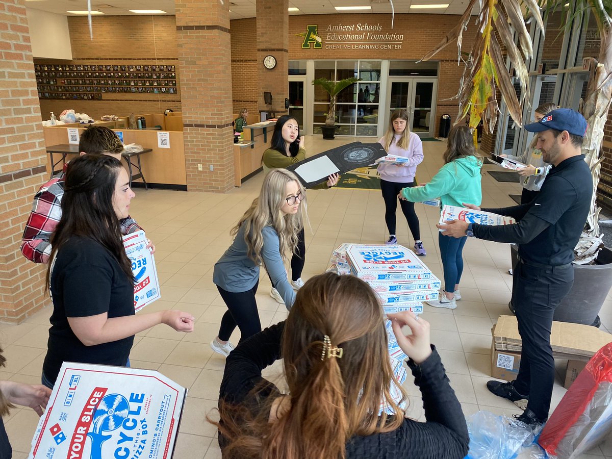 MlsWellness's tweet photo. How many pizza boxes does @dominos Amherst go through on a Friday night? Find out next week with our pre-event Going Green and Gold Days! #recyclepizzaboxes @GENYOUthNow @AdCapYOUth https://t.co/2KE3sZtRla