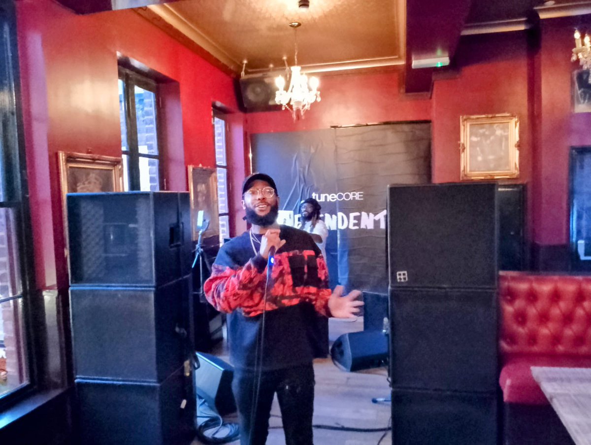 Get down to the <a href="/TuneCore/">TuneCore</a> showcase at Heebies upstairs! <a href="/SlickdotR/">SlickdotR</a> is killing it right now 💥