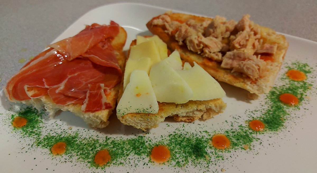comocomodiadia's tweet photo. #torraeta... #ajo, #aove, #pantomate y... #jamon/ #queso/ #atun ... #guisoyo #comocomodiadia ... https://t.co/5eovhg3U7M