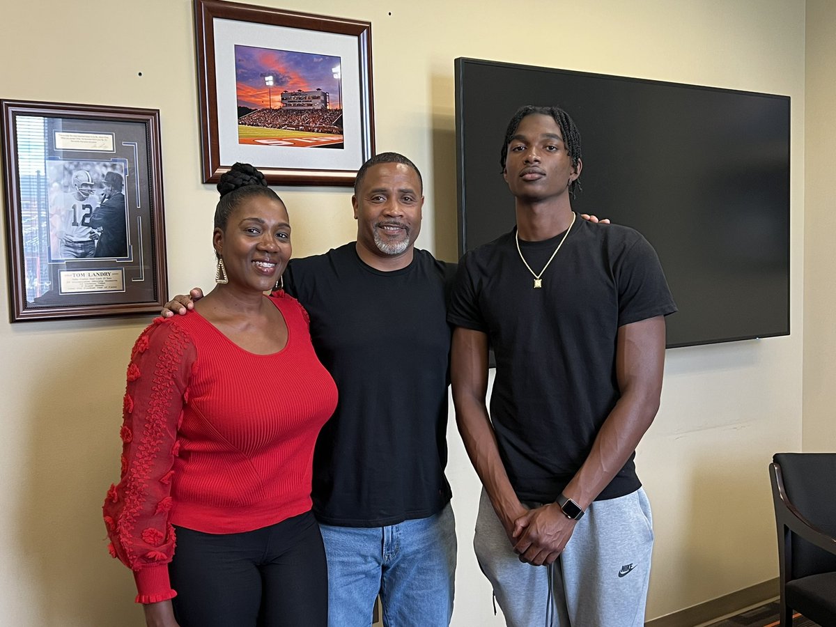 JevonMciver's tweet photo. Blessed to receive an offer from Campbell university @_deebrown22 @CUCoachMinter https://t.co/DFkbjiIiqE