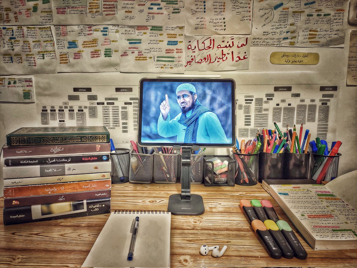 qalosaily's tweet photo. لم تنتهِ الحكاية، ولن تنتهي!

 عشت اليوم معه «7 ساعات» متواصلة، بين كتبه وبرامجه ولقاءاته، ظَلّ حاضرًا بذهني إلى أن التقيته بين الكتب! جلست إليه أسأله عن وحدته، عن خلوته، عن جلسته لنفسه وربّه، كيف يمضي الدقائق الآن، هل فَرَّغ عقله وأعاد ترتيبه؟ 👇🏻 https://t.co/D6SedLiji2