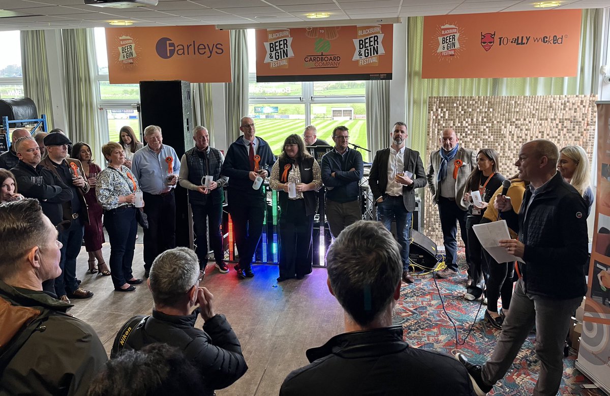 LBVPublisher's tweet image. My office this afternoon was @BlackburnRugby for the @BburnBeerFest. 
@LBVmagazine proud to sponsor the raffle rosette. All proceeds from the weekend to the brilliant @BDYouthZone. 
And delighted to add some colour and noise with my @blowjangles pals! 
🍺 🍸 💰 
🎶 💃🏼 🕺 🎸 🤘
🌹