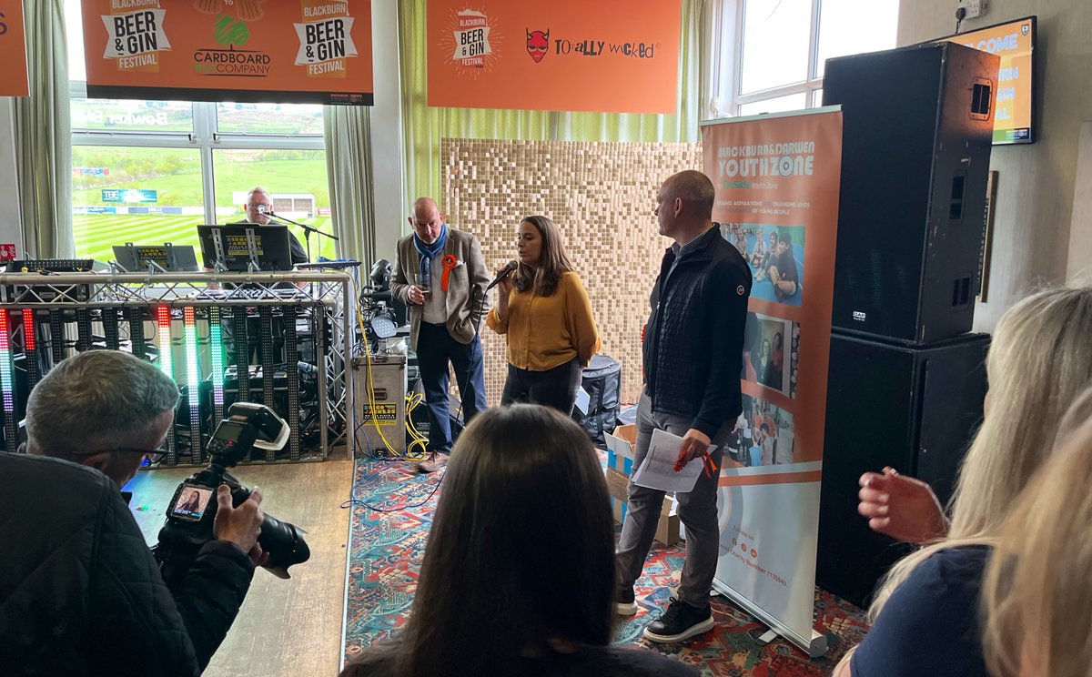 LBVPublisher's tweet image. My office this afternoon was @BlackburnRugby for the @BburnBeerFest. 
@LBVmagazine proud to sponsor the raffle rosette. All proceeds from the weekend to the brilliant @BDYouthZone. 
And delighted to add some colour and noise with my @blowjangles pals! 
🍺 🍸 💰 
🎶 💃🏼 🕺 🎸 🤘
🌹