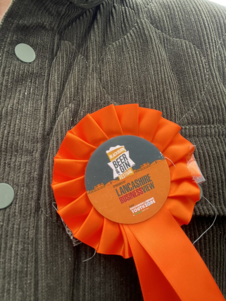 LBVPublisher's tweet image. My office this afternoon was @BlackburnRugby for the @BburnBeerFest. 
@LBVmagazine proud to sponsor the raffle rosette. All proceeds from the weekend to the brilliant @BDYouthZone. 
And delighted to add some colour and noise with my @blowjangles pals! 
🍺 🍸 💰 
🎶 💃🏼 🕺 🎸 🤘
🌹