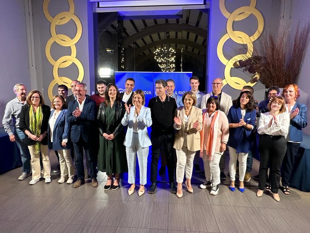 LaRiojaPP's tweet photo. 💙@capellangonzalo apuesta por un Haro “que piense en grande”, con ambiciosos proyectos transformadores, como las nuevas infraestructuras deportivas y el desarrollo del Polígono Industrial La Zaballa.

#PorUnBuenGobierno🔴⚪️🟢🟡
#HaroEntreTodos #28M

https://t.co/6z1Uu5unDN https://t.co/muLtEJaSNJ
